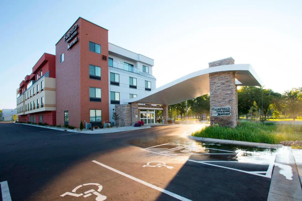 Fairfield Inn & Suites by Marriott Detroit Lakes hotel hero