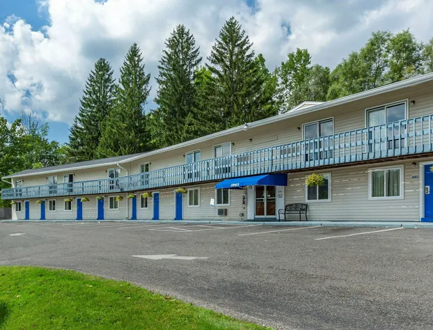 Econo Lodge Lee - Great Barrington hotel detail image 2