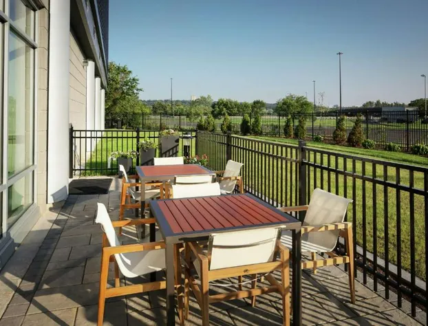 Hampton Inn & Suites Teaneck Glenpointe hotel detail image 4