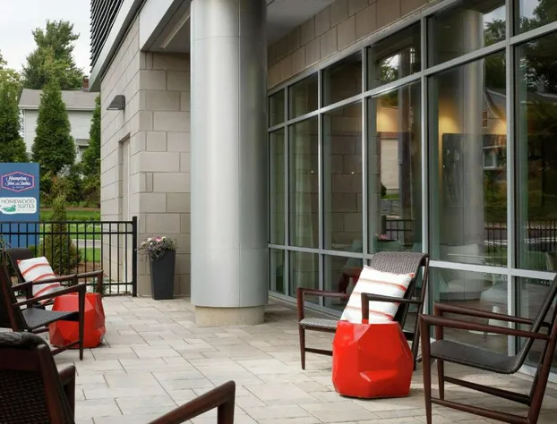 Hampton Inn & Suites Teaneck Glenpointe hotel detail image 2