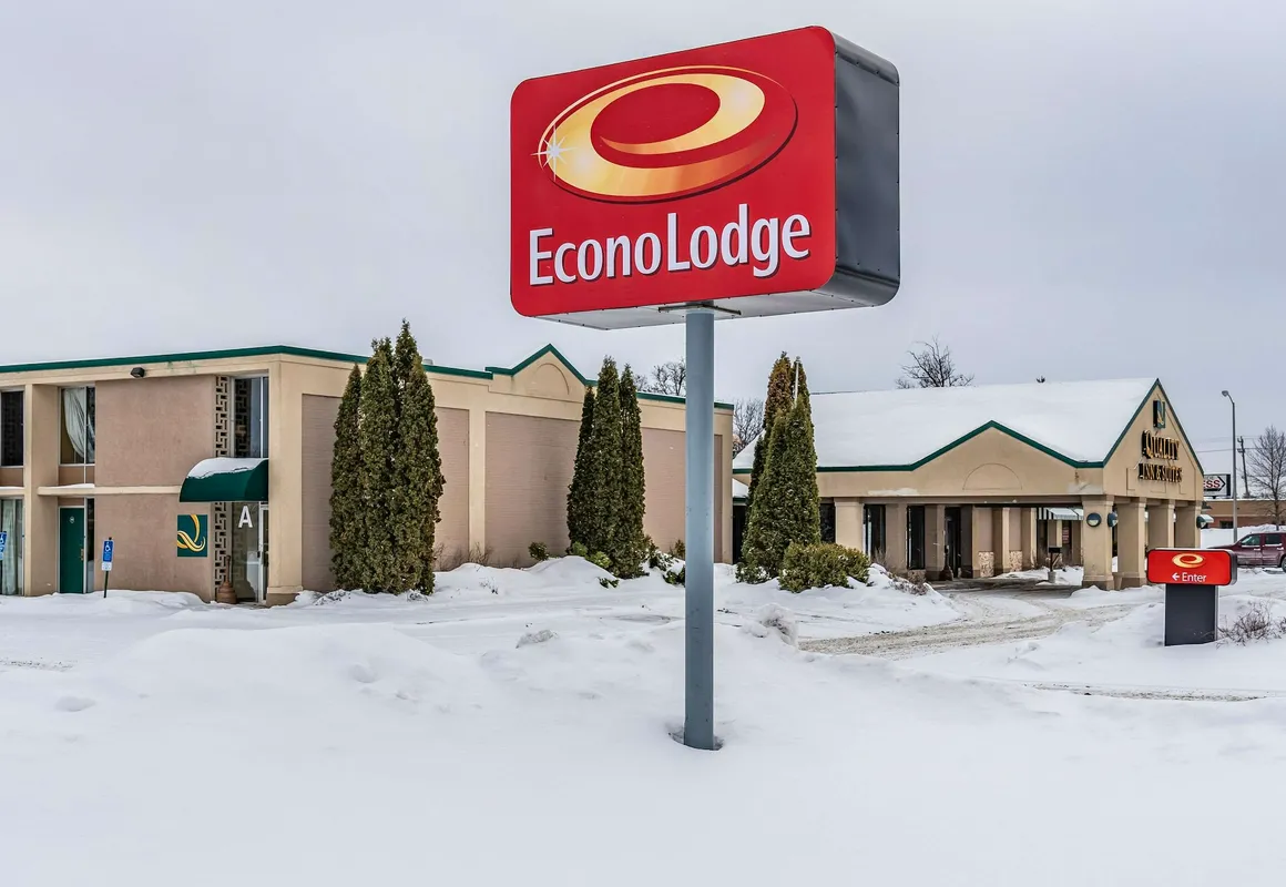 Econo Lodge Brainerd hotel hero