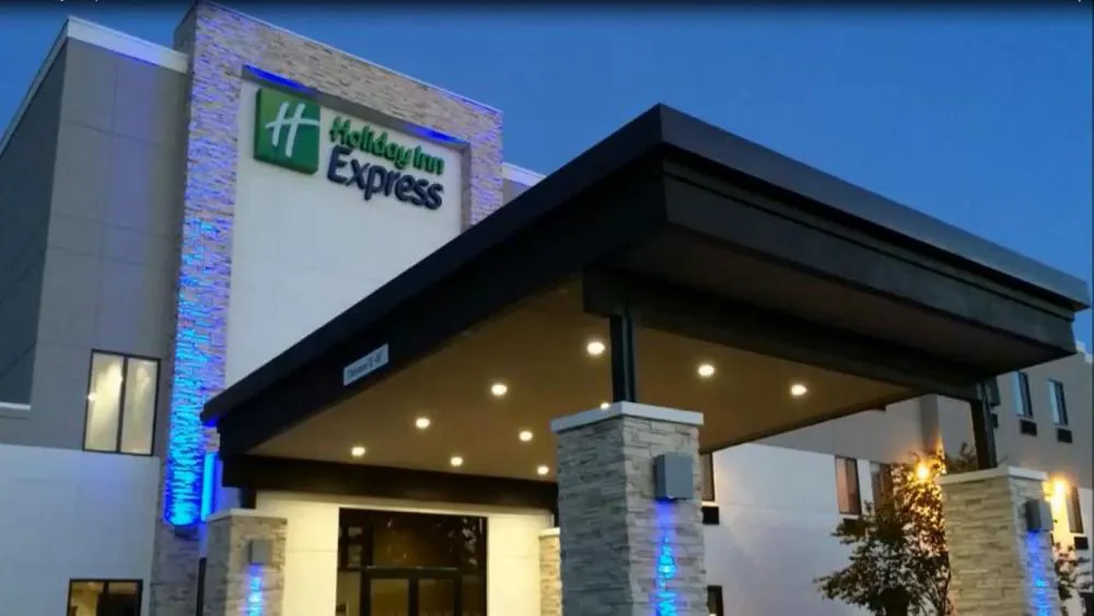 Holiday Inn Express & Suites Oklahoma City Airport by IHG hotel hero