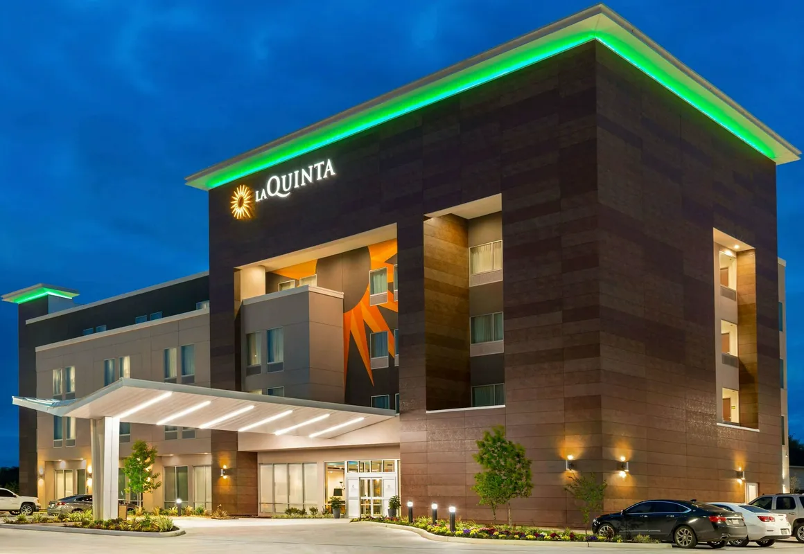 La Quinta Inn & Suites by Wyndham Richmond-Sugarland hotel hero