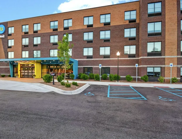 Tru by Hilton Sterling Heights Detroit hotel detail image 1