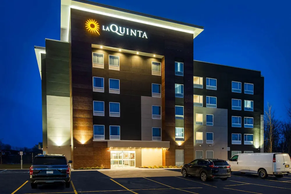 La Quinta Inn & Suites by Wyndham Buffalo Amherst hotel hero