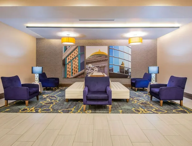 La Quinta Inn & Suites by Wyndham Buffalo Amherst hotel detail image 4