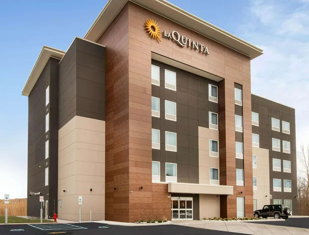 La Quinta Inn & Suites by Wyndham Buffalo Amherst hotel detail image 1