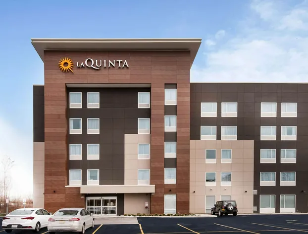 La Quinta Inn & Suites by Wyndham Buffalo Amherst hotel detail image 2