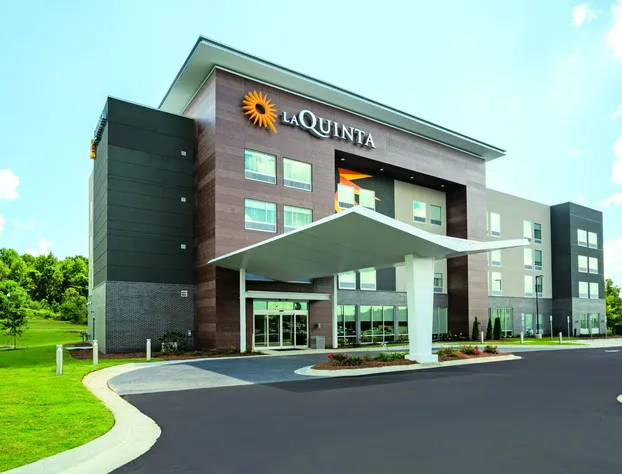 La Quinta Inn & Suites by Wyndham Opelika Auburn hotel detail image 1