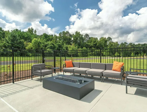 La Quinta Inn & Suites by Wyndham Opelika Auburn hotel detail image 2