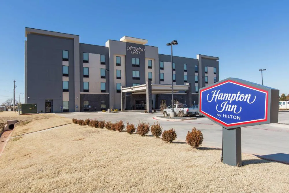 Hampton Inn Mustang hotel hero
