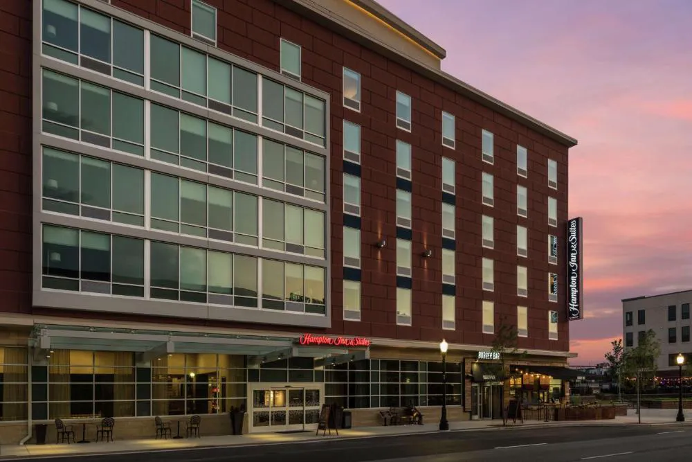 Hampton Inn & Suites Fort Wayne Downtown hotel hero