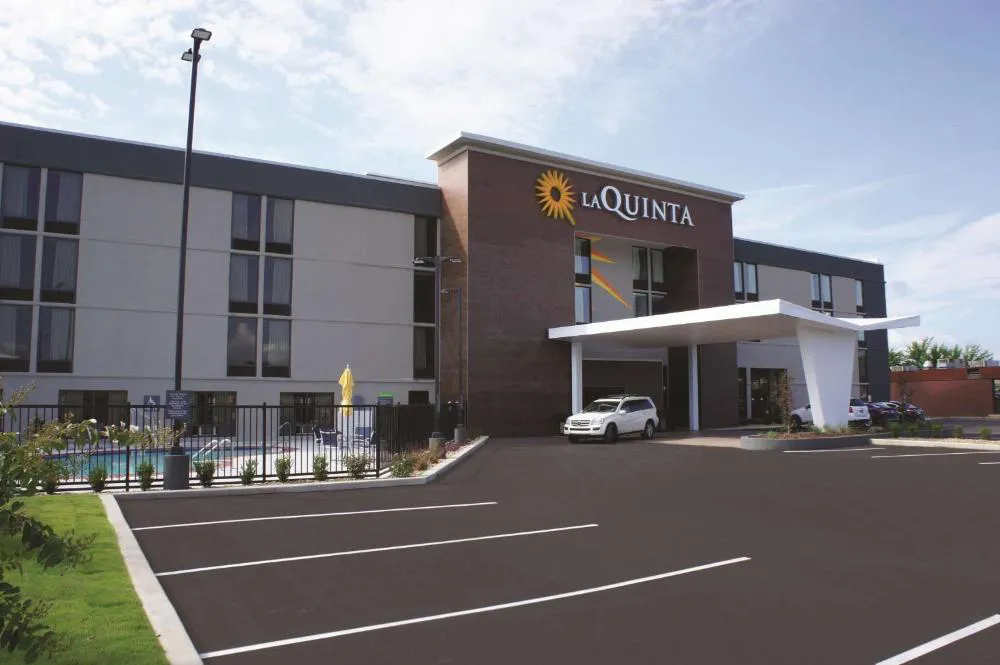 La Quinta Inn & Suites by Wyndham Columbus MS hotel hero