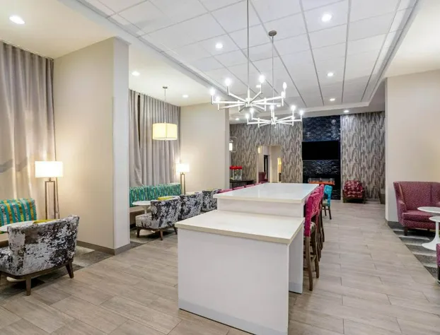 La Quinta Inn & Suites by Wyndham Columbus MS hotel detail image 3