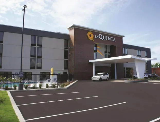La Quinta Inn & Suites by Wyndham Columbus MS hotel detail image 1