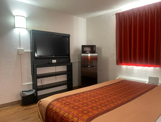 Regal 8 Inn & Suites hotel detail image 3