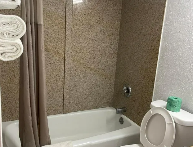 Regal 8 Inn & Suites hotel detail image 4