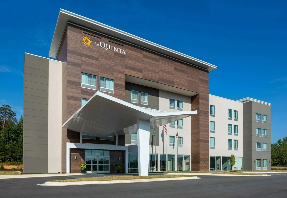 La Quinta Inn & Suites by Wyndham Greensboro Arpt High Point hotel hero