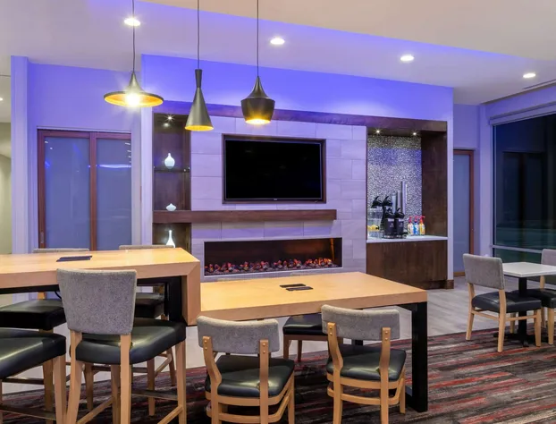 La Quinta Inn & Suites by Wyndham Greensboro Arpt High Point hotel detail image 3