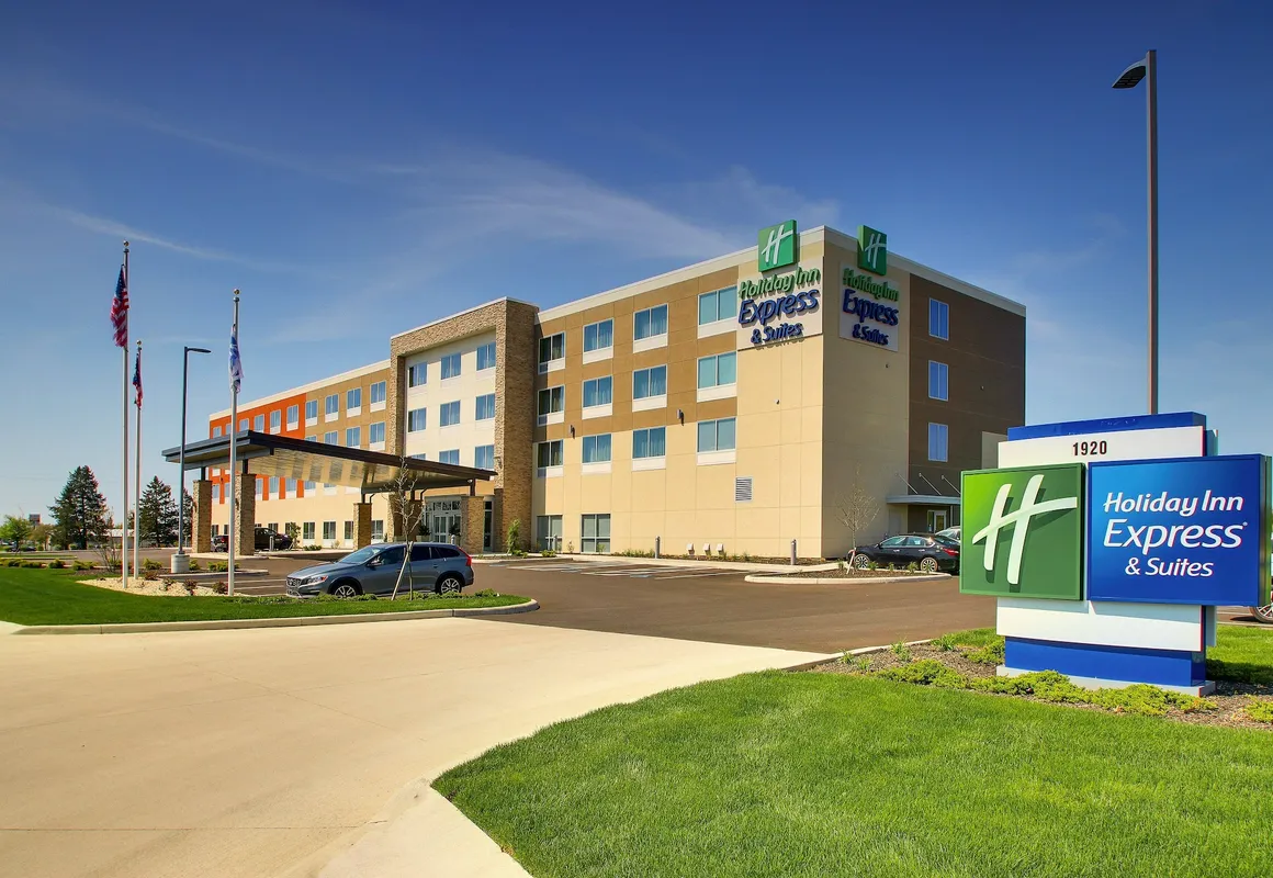 Holiday Inn Express & Suites Findlay North by IHG hotel hero