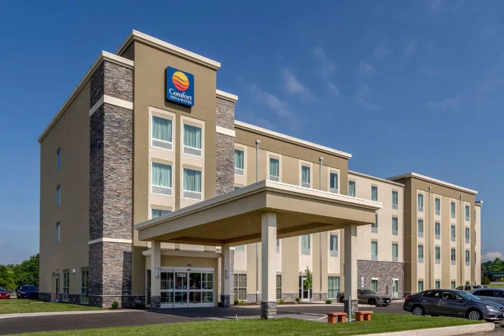 Comfort Inn & Suites – Harrisburg Airport – Hershey South hotel hero