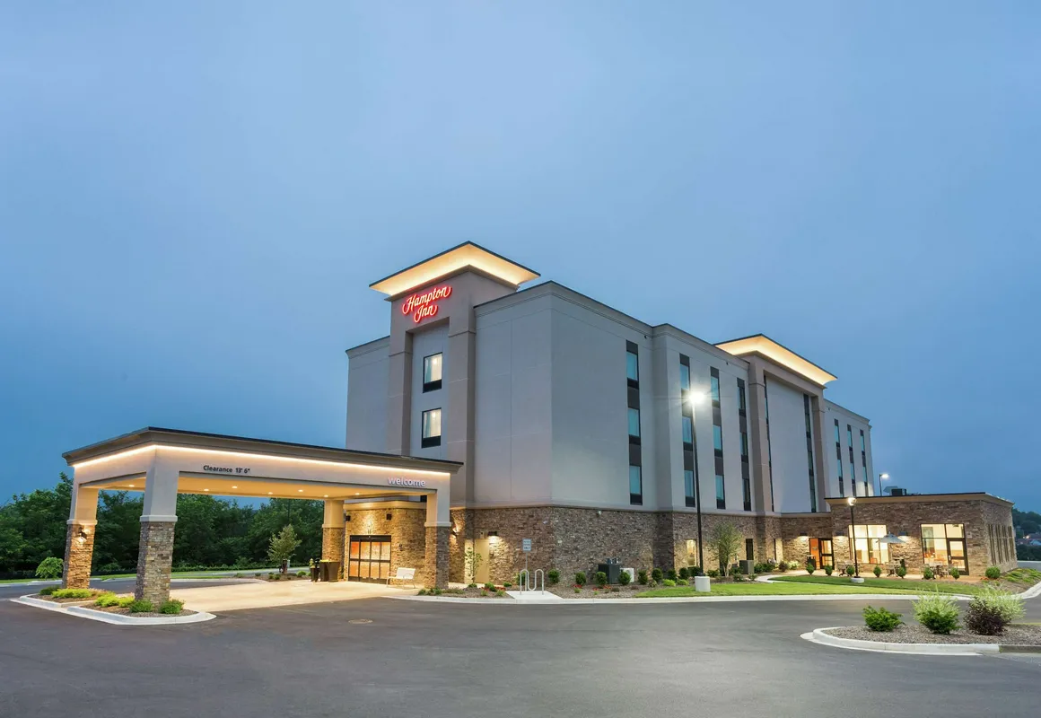 Hampton Inn Cumberland hotel hero