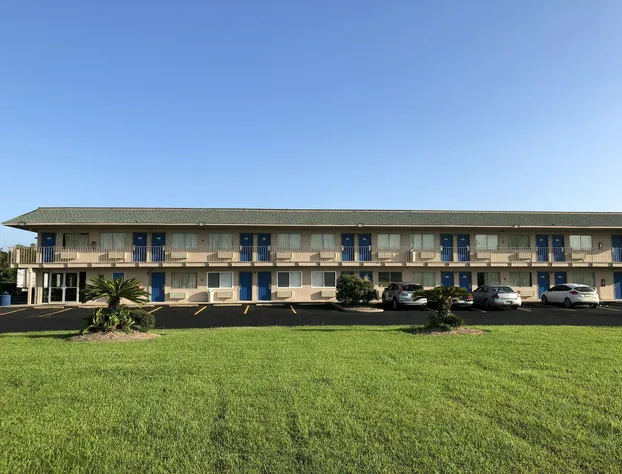 Motel 6 Clute, TX hotel detail image 1