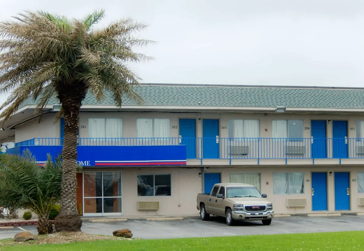 Motel 6 Clute, TX hotel hero