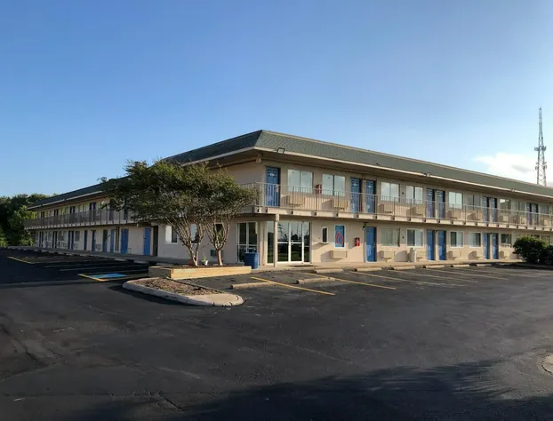 Motel 6 Clute, TX hotel detail image 2