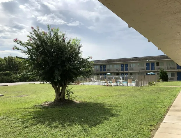 Motel 6 Clute, TX hotel detail image 3