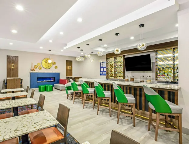 La Quinta Inn & Suites by Wyndham Waco Downtown - Baylor hotel detail image 3