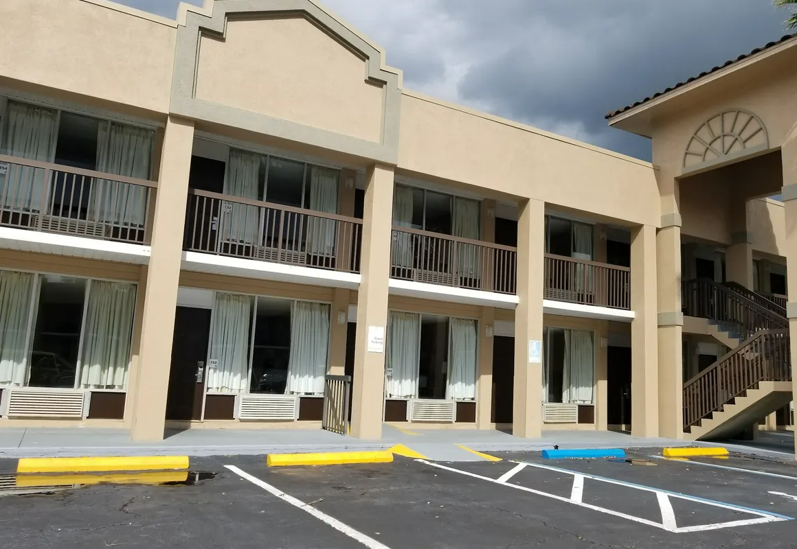 Econo Lodge hotel hero