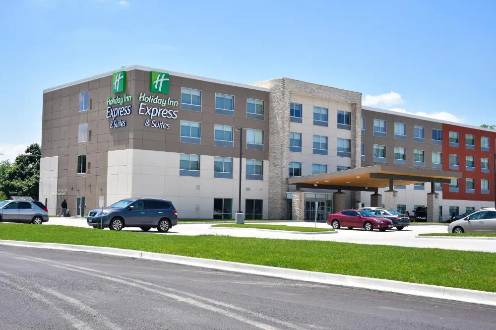 Holiday Inn Express & Suites Bensenville - O'Hare by IHG hotel hero