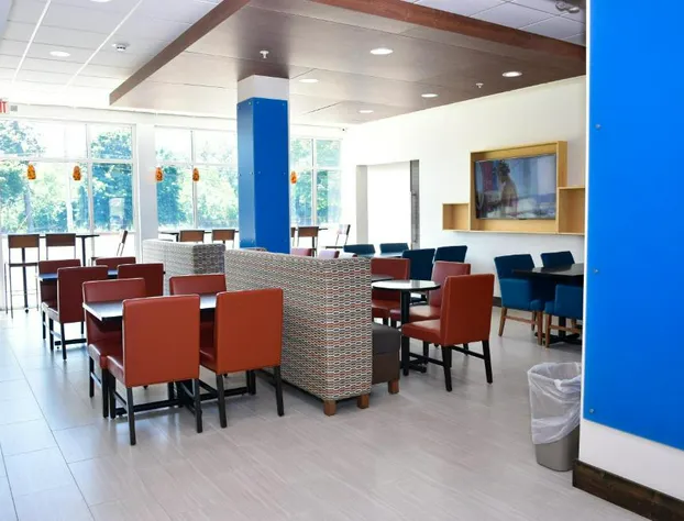 Holiday Inn Express & Suites Bensenville - O'Hare by IHG hotel detail image 3