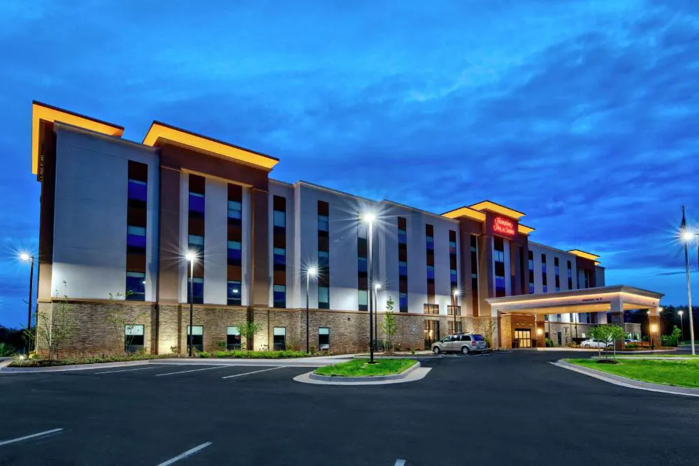 Hampton Inn & Suites Culpeper hotel hero