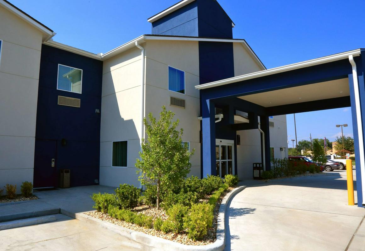 Americas Best Value Inn & Suites Prairieville hotel hero
