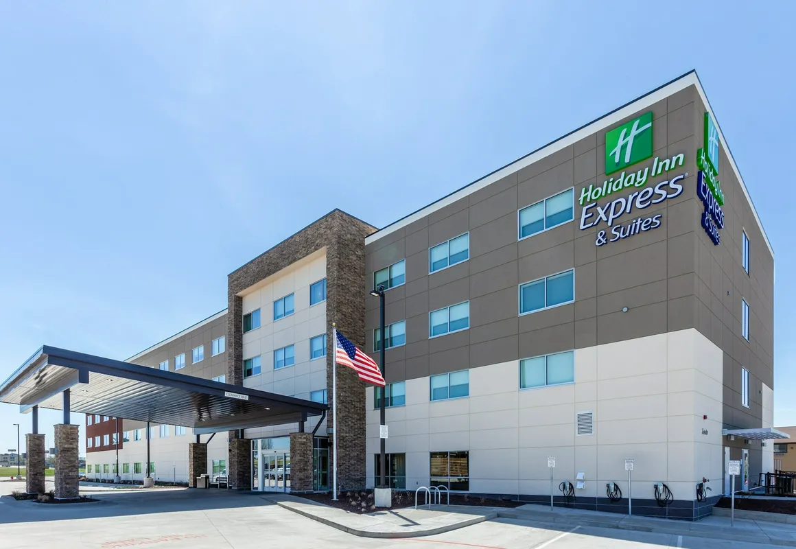 Holiday Inn Express & Suites Springfield North by IHG hotel hero