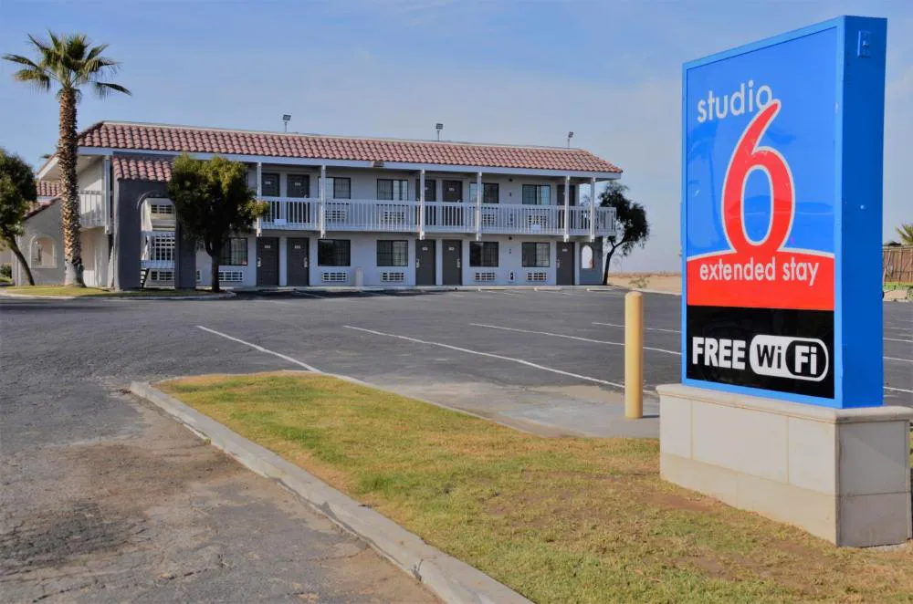 Studio 6 Buttonwillow, CA hotel hero