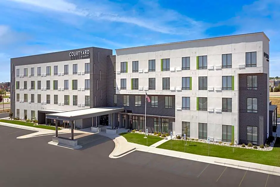 Courtyard by Marriott Fargo hotel hero