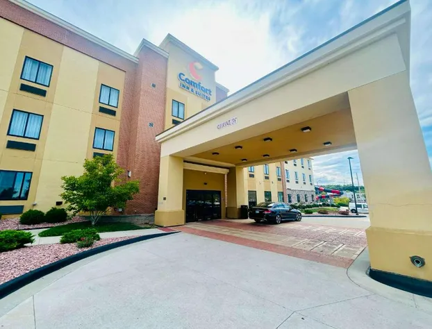Comfort Inn & Suites Shawnee - Kansas City hotel detail image 1