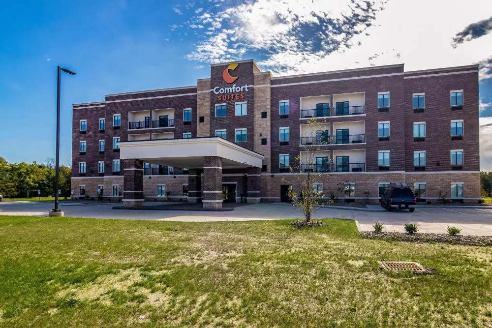 Comfort Suites Brunswick - Clevelend Southwest hotel hero
