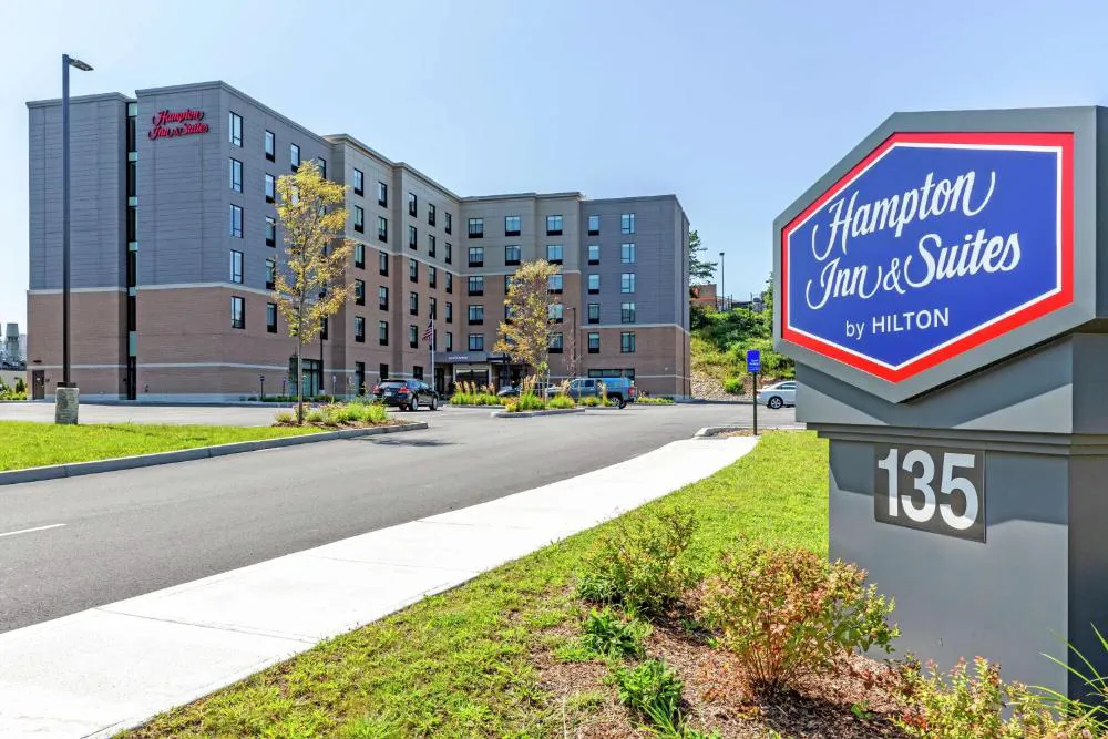 Hampton Inn & Suites Boston/Waltham hotel hero