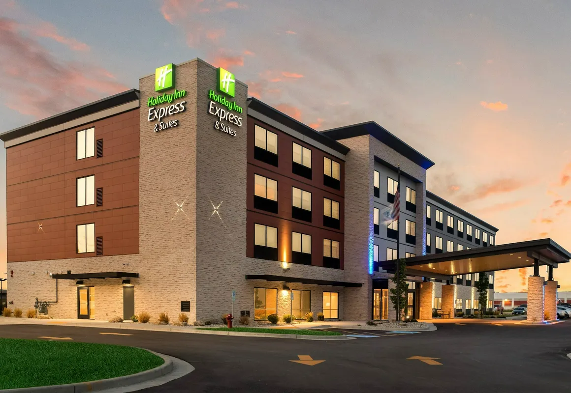 Holiday Inn Express & Suites Racine by IHG hotel hero