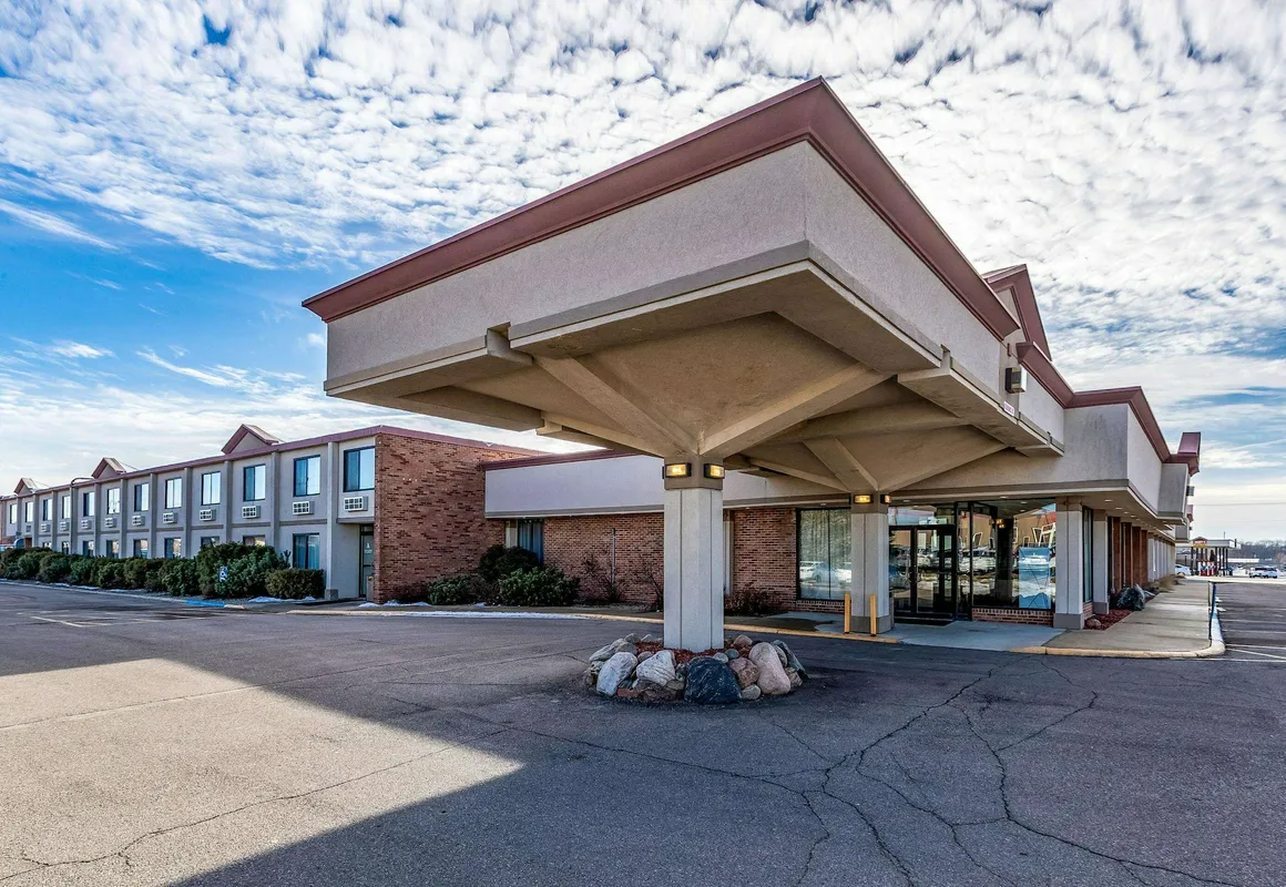 Econo Lodge hotel hero