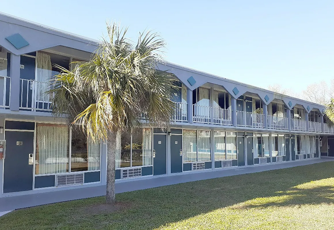 Econo Lodge hotel hero