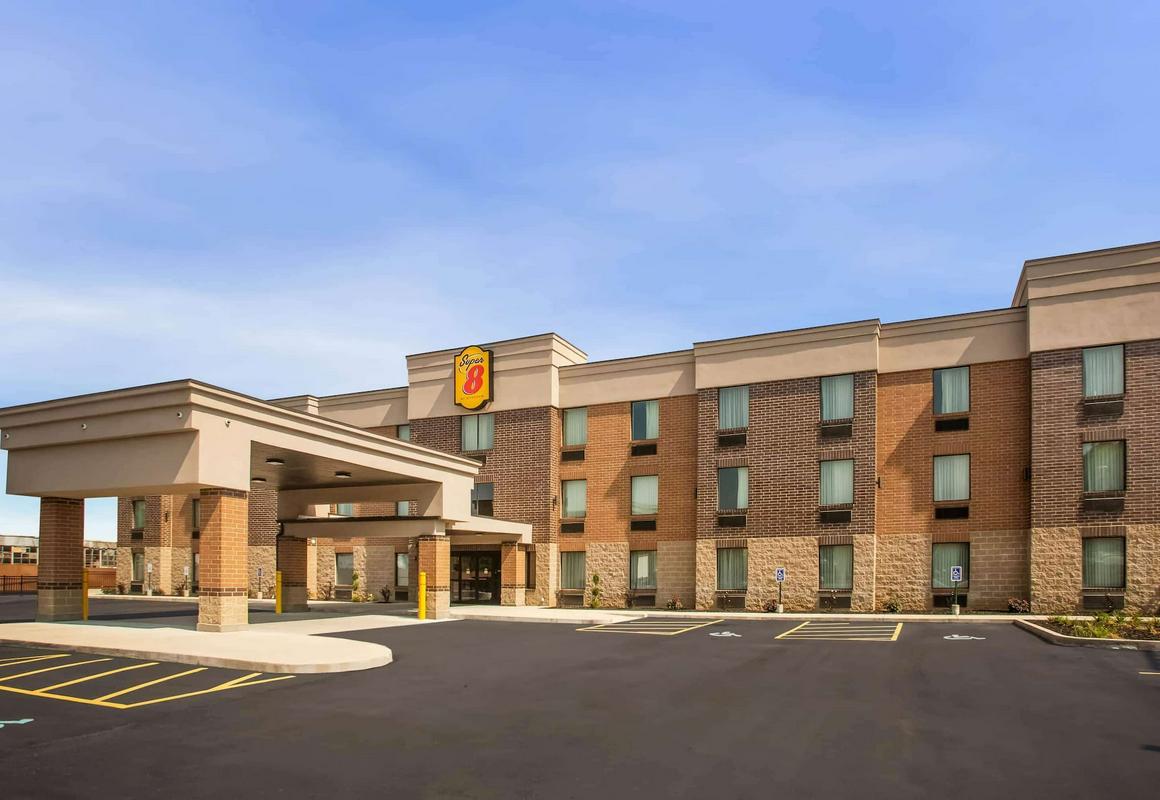 Super 8 by Wyndham St. Louis North hotel hero