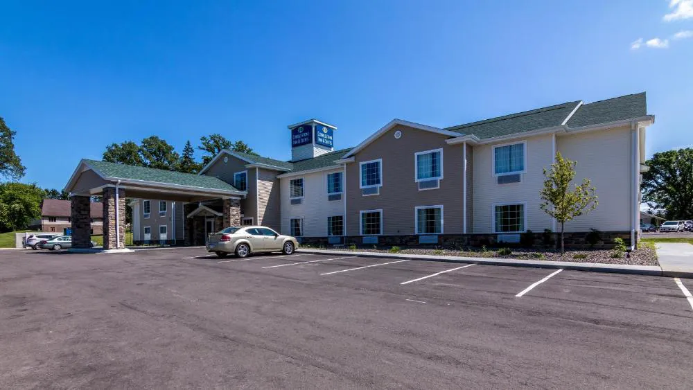 Cobblestone Inn & Suites - Barron hotel hero