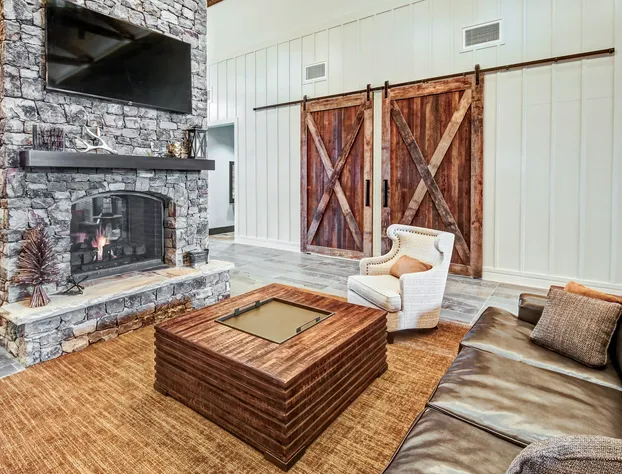 Black Fox Lodge Pigeon Forge, Tapestry Collection by Hilton hotel detail image 1