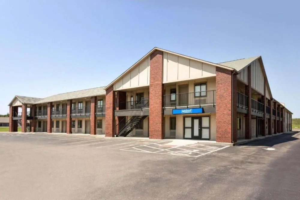 Travelodge by Wyndham Wellington KS hotel hero
