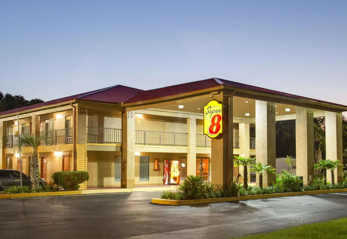 Super 8 by Wyndham Defuniak Springs hotel hero